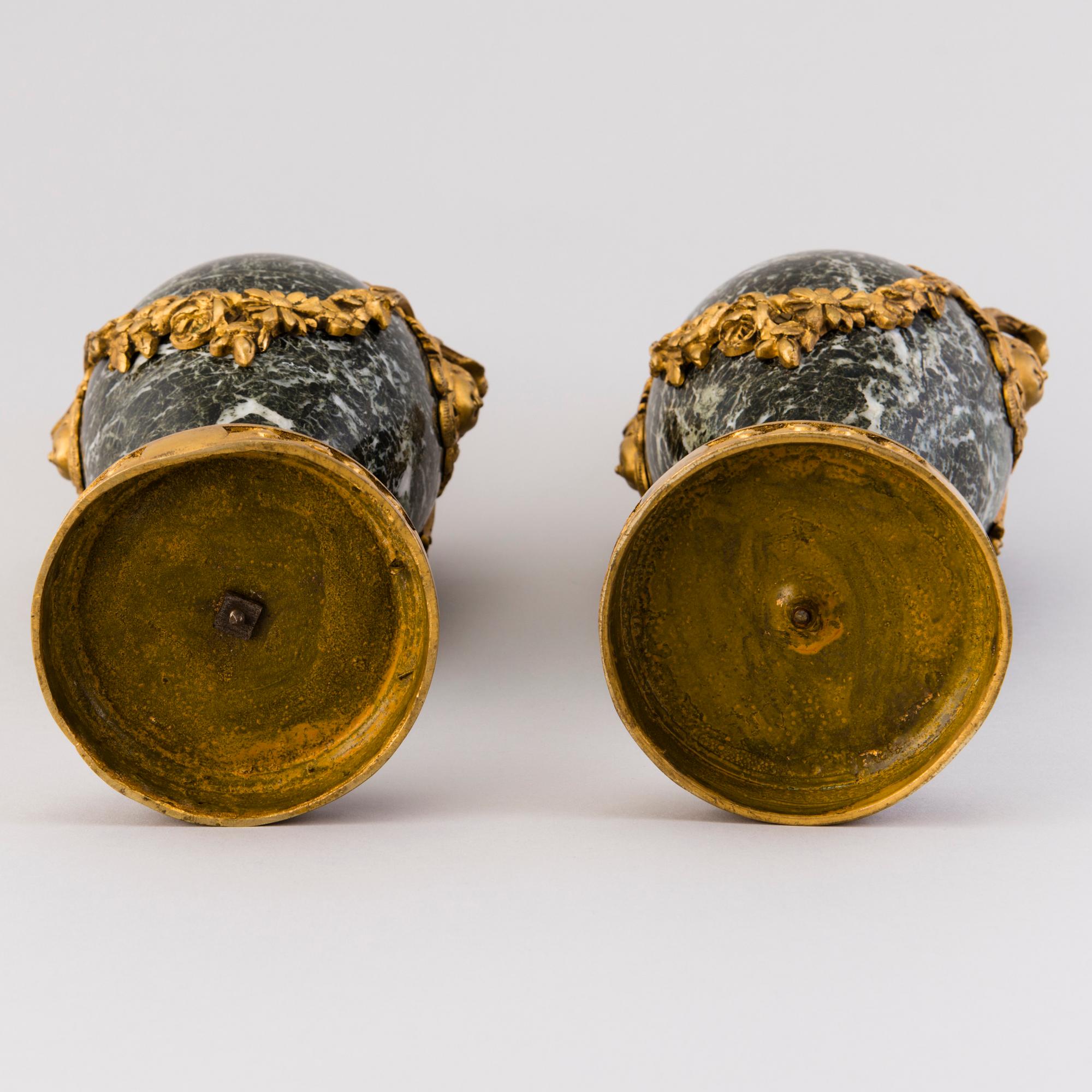 DEKORATIONSURNOR ETT PAR, brons och granit, Ryssland/Frankrike 1800-talets slut.