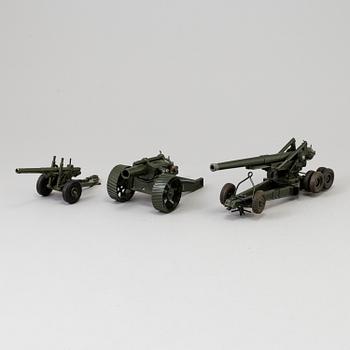 Three Britains Ltd and The Crescent Toy Co Ltd field guns from the 1950s.