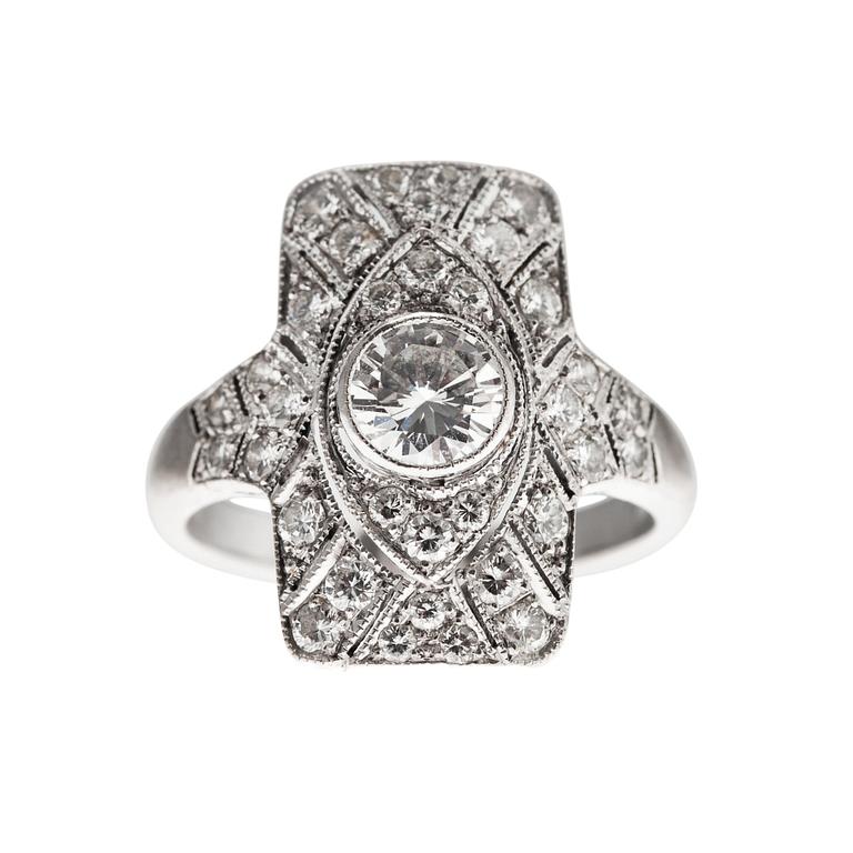 A RING, 9K white gold, brilliant cut diamonds c. 1.00 ct. Center stone c. 0.45 ct. Size 16-. Weight 3 g.