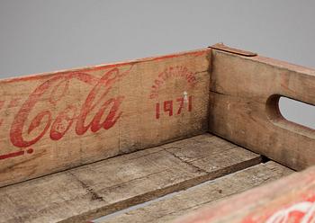 DRICKABACKAR, 3 st, Coca cola och 7 Up, omkring 1900-talets mitt.