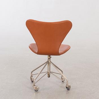 ARNE JACOBSEN, skrivbordsstol "Sjuan" för Fritz Hansen Danmark.