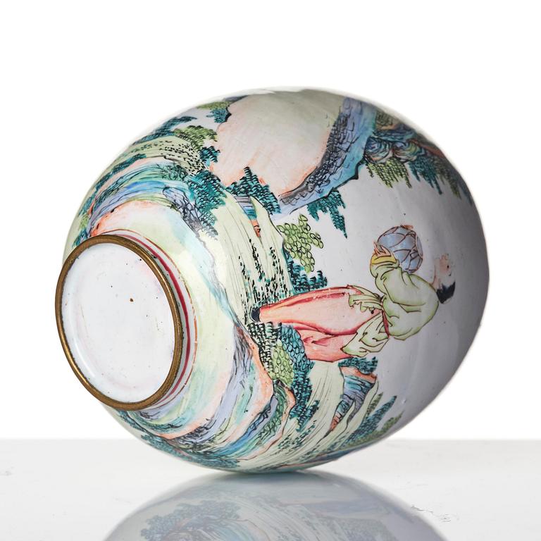 Vas, emalj på koppar. Qingdynastin, 1700-tal.