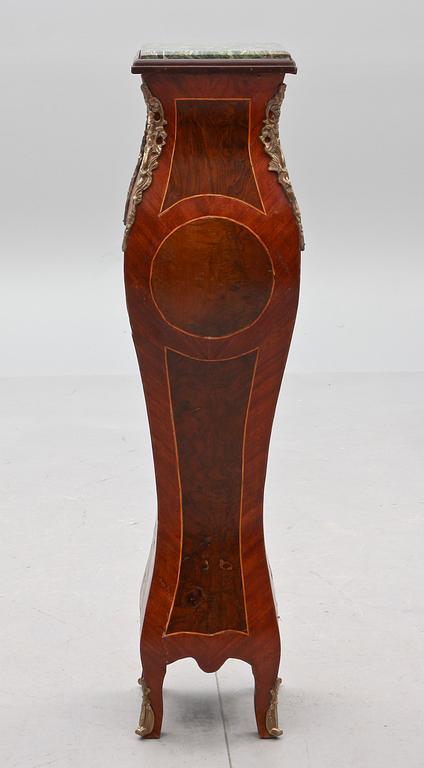 PIEDESTAL, rokokostil, 1900-alets andra hälft.