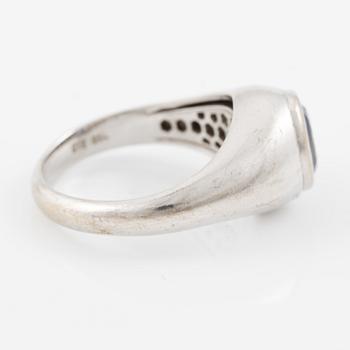 Ring in 18K white gold set with an oval-cut sapphire, approximately 1.50 ct.