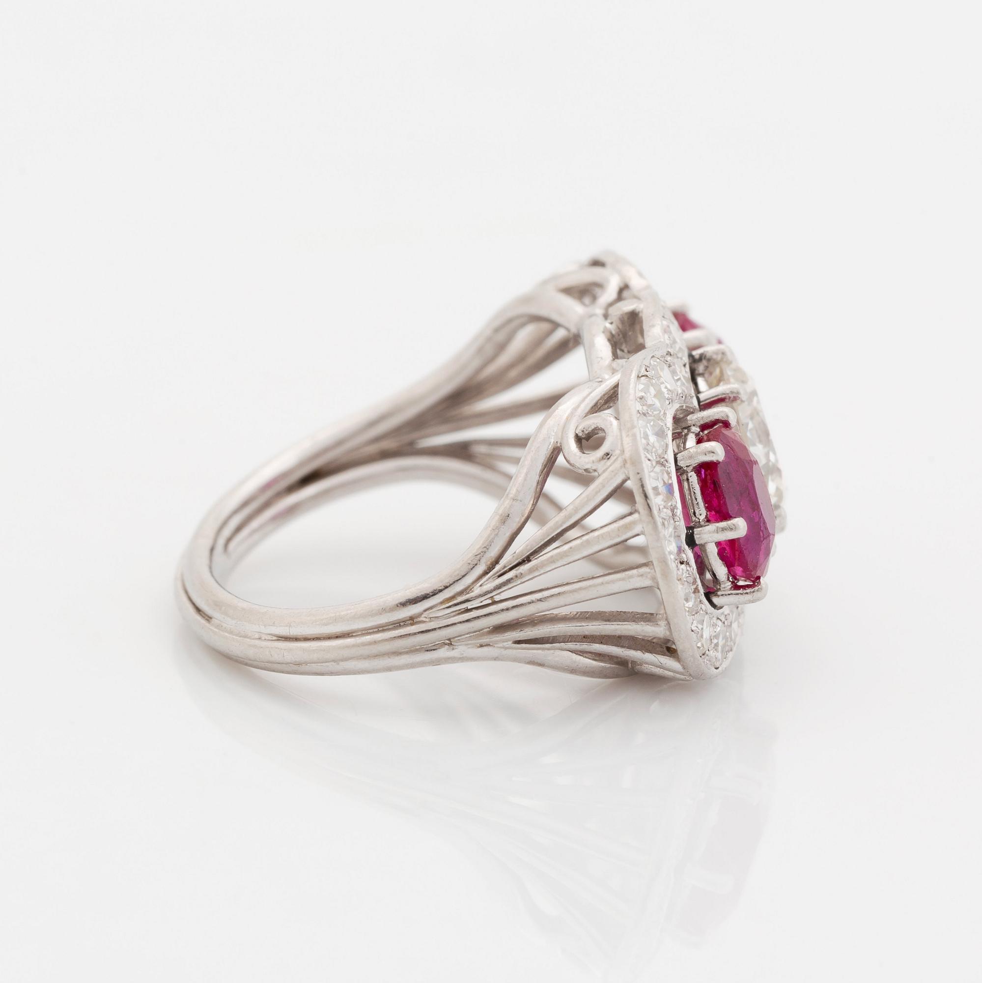 Ring 18K vitguld med fasettslipade rubiner och en rund briljantslipade diamant.