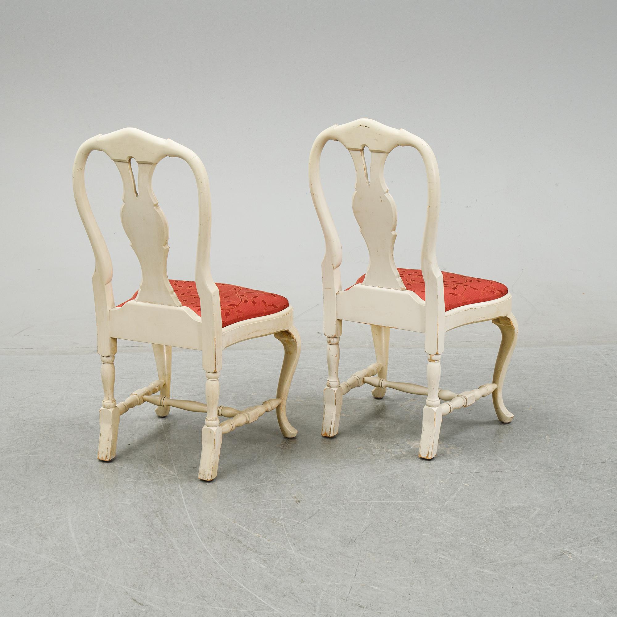 A rococo style dining set with a around table and eight chairs, 20th Century.