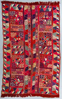 Vävnad med broderier, semiantik/old, träsknomader, Irak, ca 235 x 146 cm.