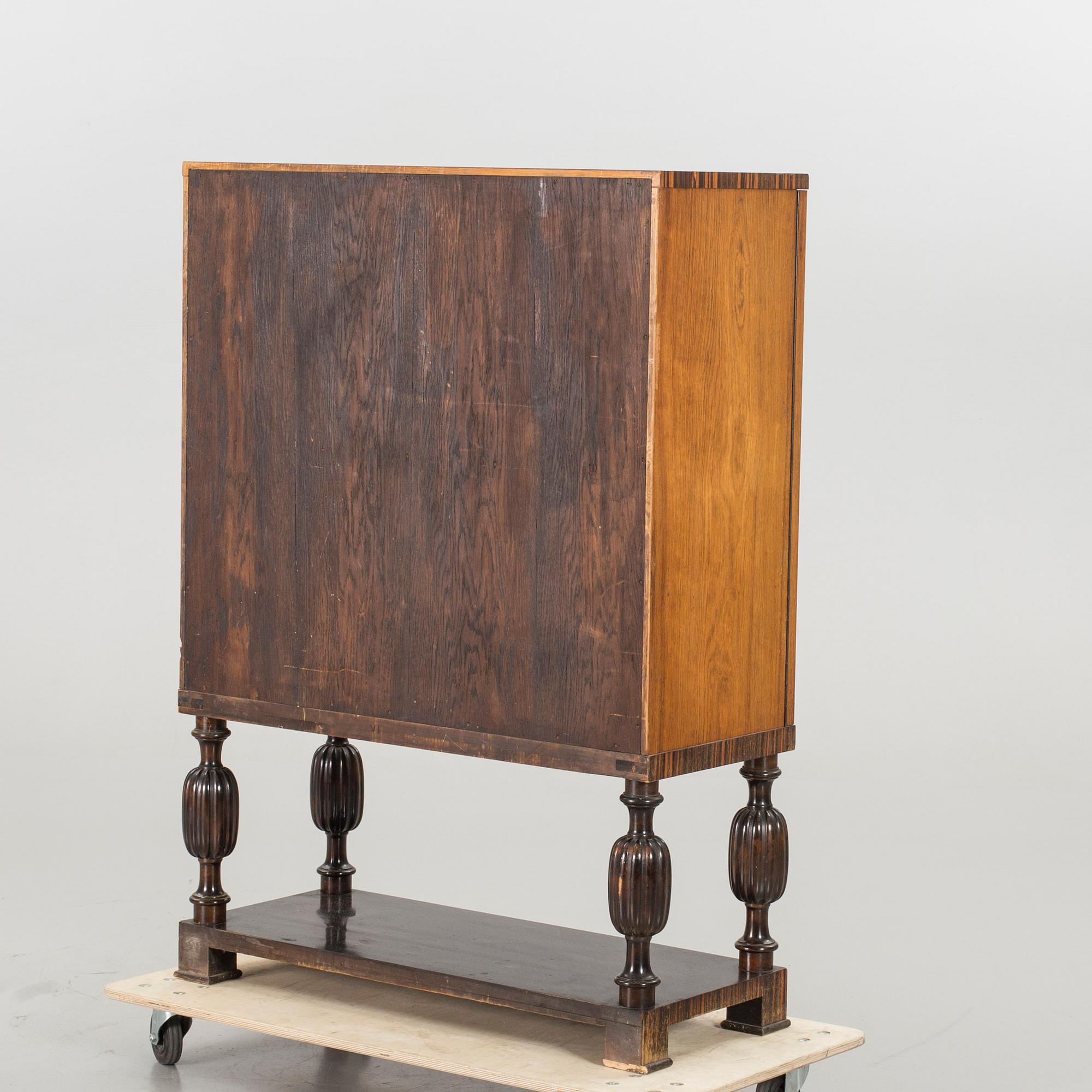 SKÅP med intarsia, art deco 1930-tal. Troligen Reimers möbler, Mjölby.