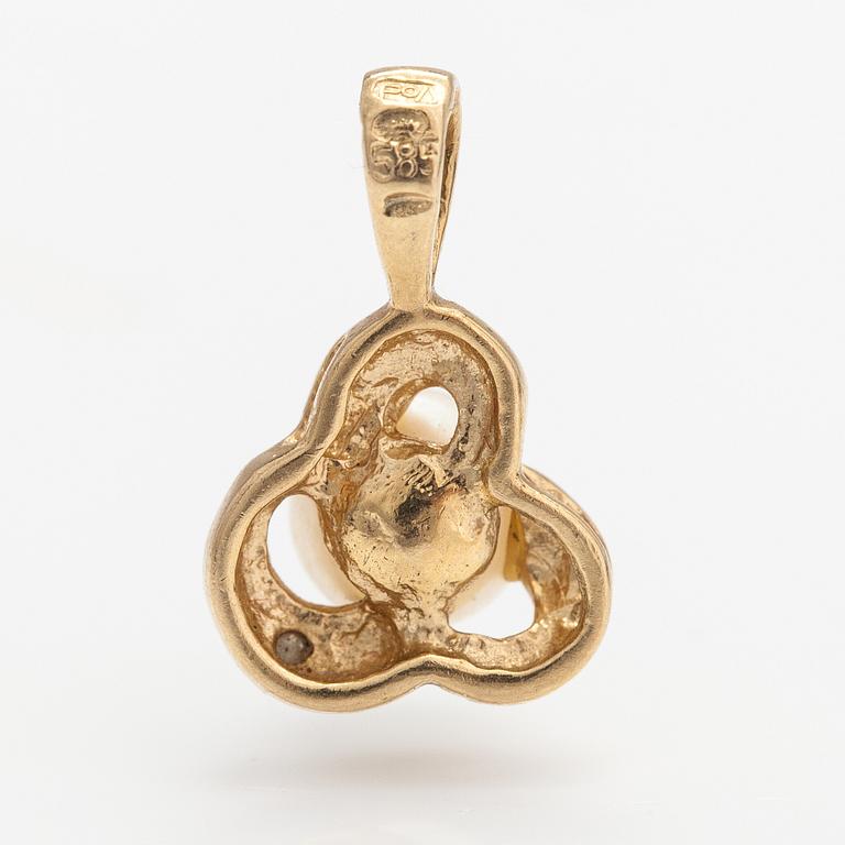 A 14K gold pendant with a cultured pearl and a diamond ca. 0.005 ct.