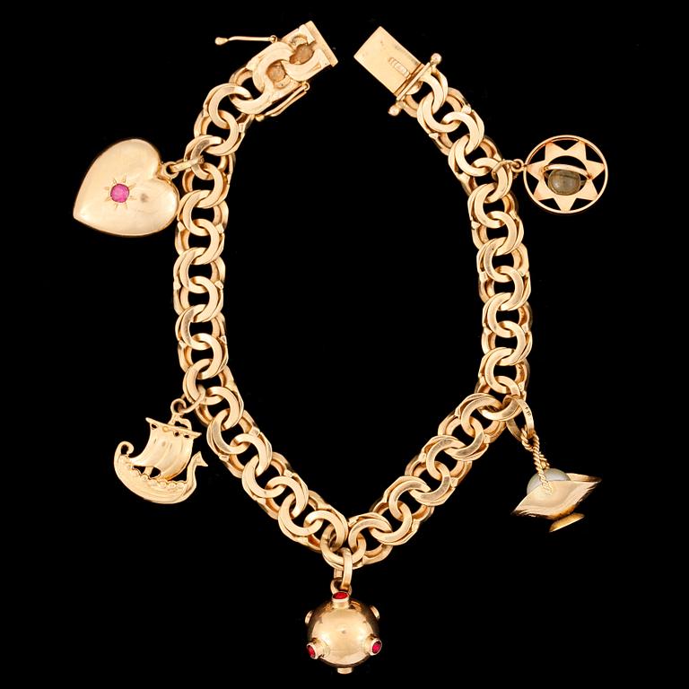 ARMBAND, 18k guld med berlocker, Gustav Dahlgren & Co, Malmö 1965. Total vikt ca 23 gram.