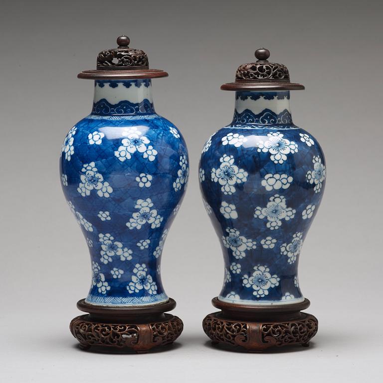 A pair of blue and white vases, Qing dynasty, Kangxi (1662-1722).