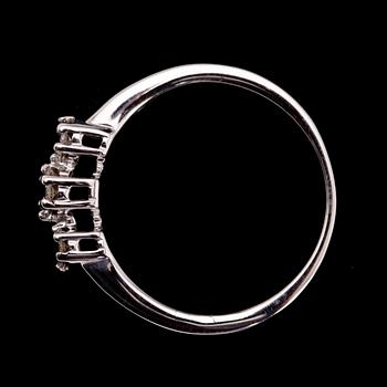 RING, 18 k vitguld, briljantslipade diamanter totalt 0.30 ct.  Total vikt ca 3,3 gram.