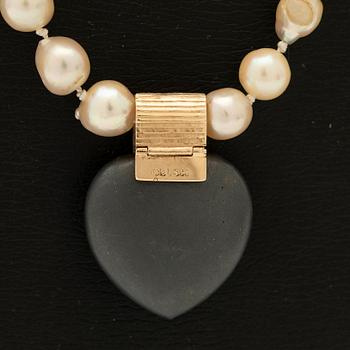 Ole Lynggaard, hänge, 14K guld med sten och diamant samt pärlcollier.