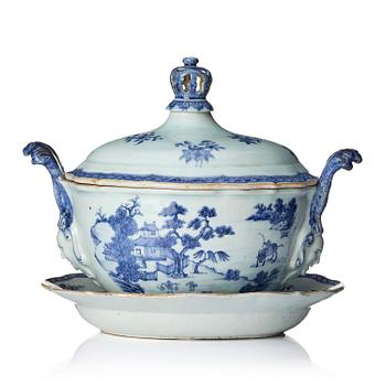1111. Terrin med lock och fat, porslin. Qingdynastin, Qianlong (1736-95).