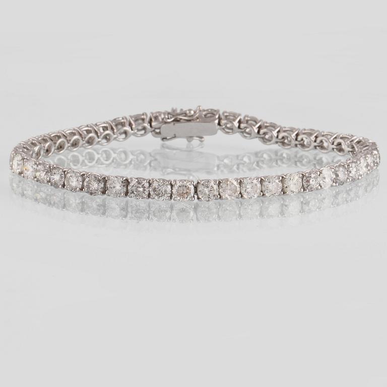 ARMBAND, 18K vitguld med briljantslipade diamanter ca 15.22 ct. Vikt 17,1 gram.