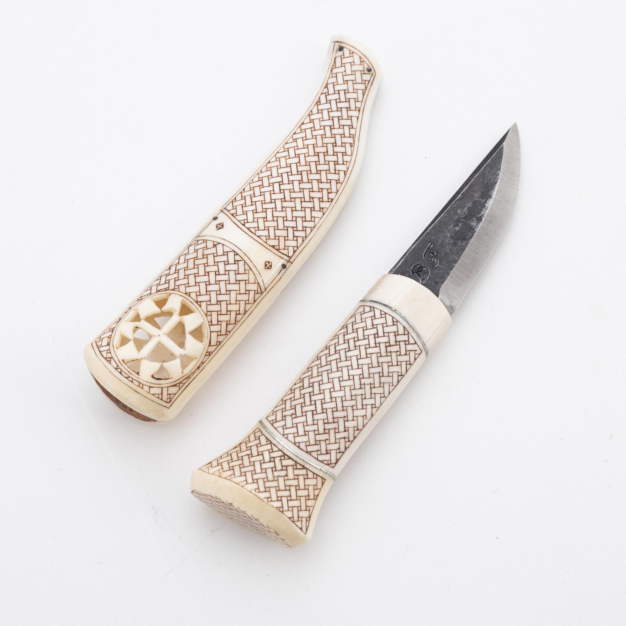 A reindeer horn knife in box by Bertil Fällman, dated 1996.