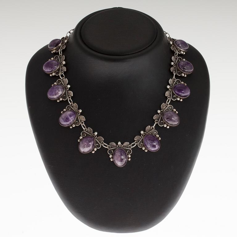 HALSSMYCKE, sterling silver, cabochonslipade ametister, Mexico, 1960-tal. Vikt 81,3 g.