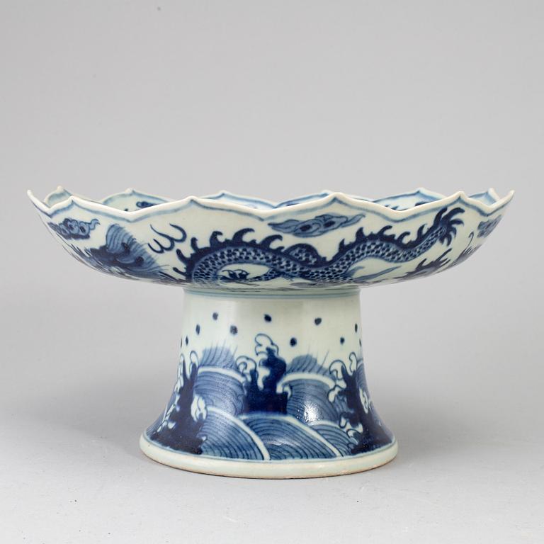 A large Chinese blue and white footed dish, 20th century.