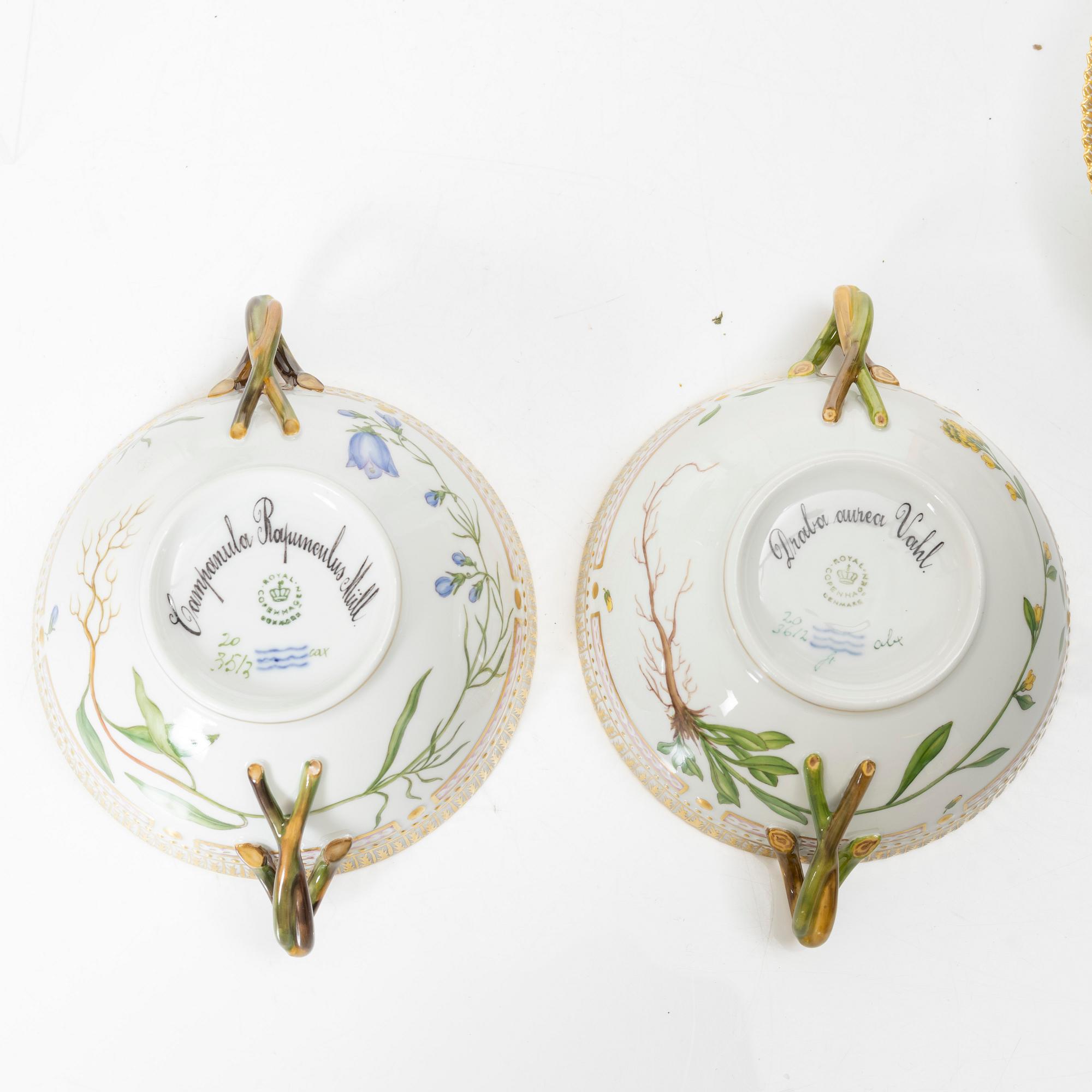 Buljongkoppar med fat, sex stycken, porslin. Royal Copenhagen, 'Flora Danica', Danmark, 1900-tal.