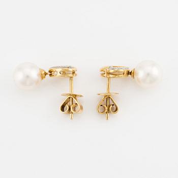 Hänge samt ett par örhängen, 18K guld med pärlor samt små diamanter.