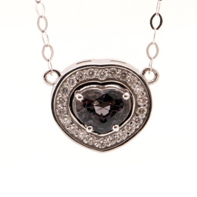 Halsband 18K vitguld med hjärtslipad lila safir samt runda briljantslipade diamanter, Arezzo Italien.