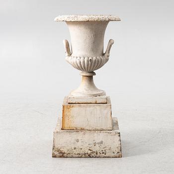 Trädgårdsurna på sockel, 1900-tal.