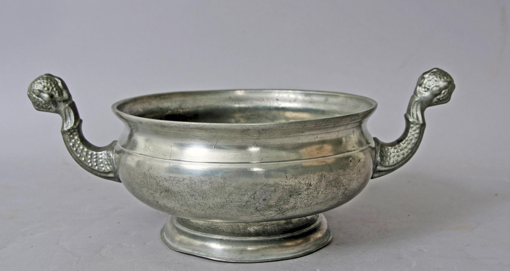 KALLSKÅL, tenn, 1800-tal.