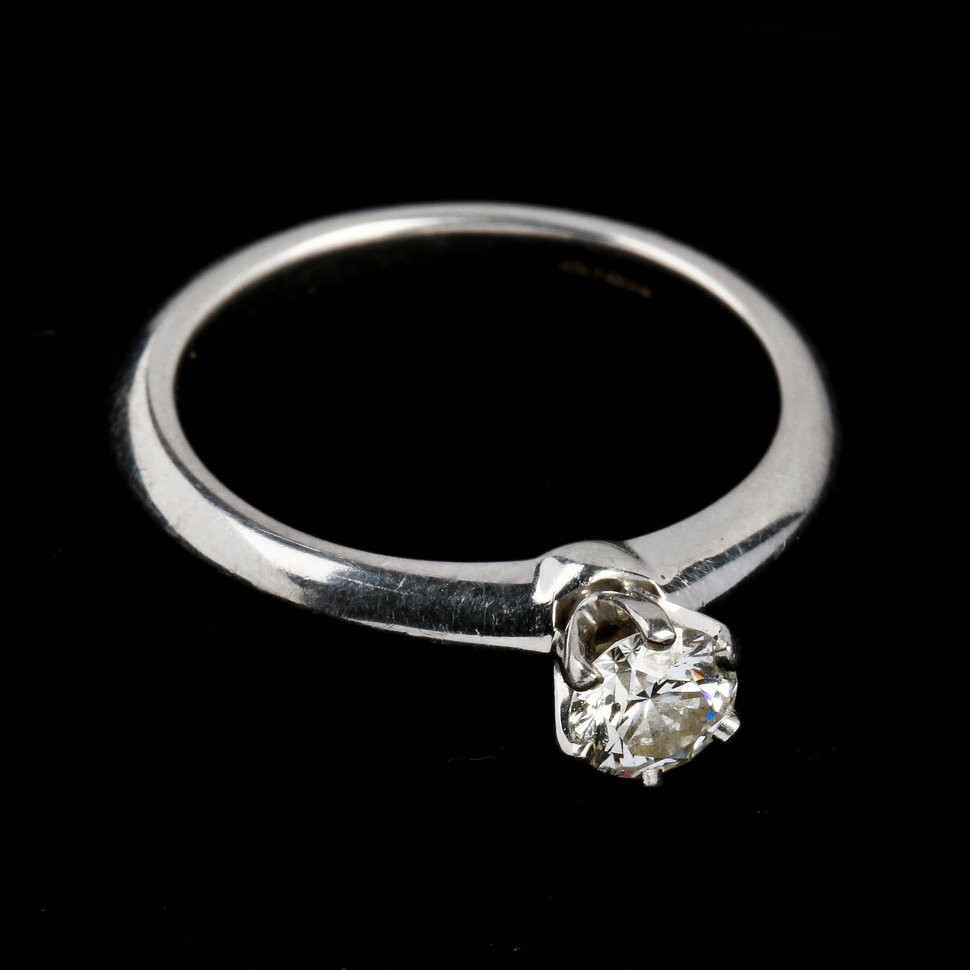 RING, platina samt briljantslipad diamant, 0.30 ct, Tiffany & Co, vikt 5g.