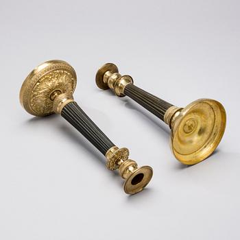 LJUSSTAKAR, ett par, mässing, empirstil, 1800-tal.