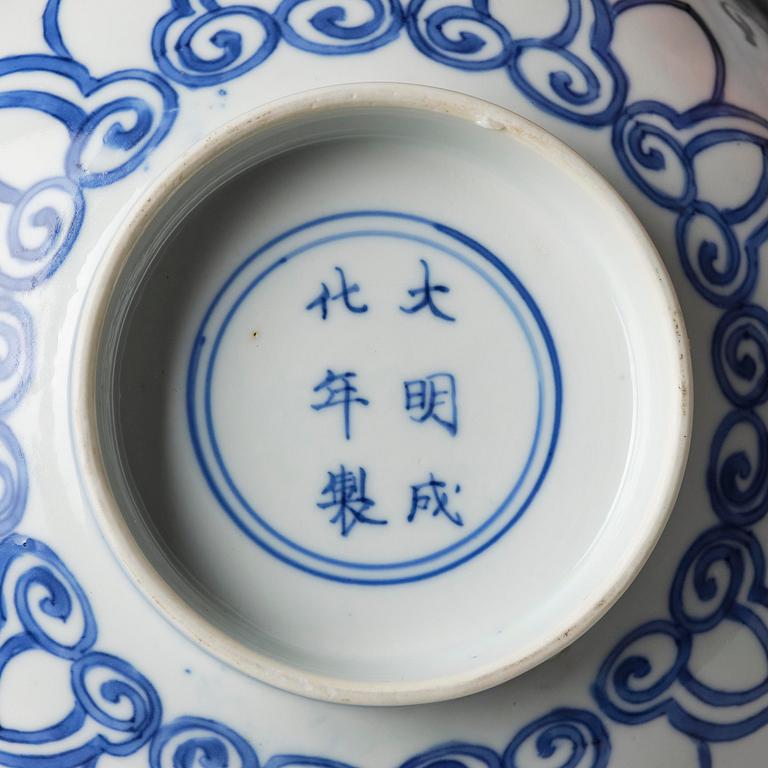 A blue and white 'makhara dragon bowl', Qing dynasty, Kangxi (1662-1722).