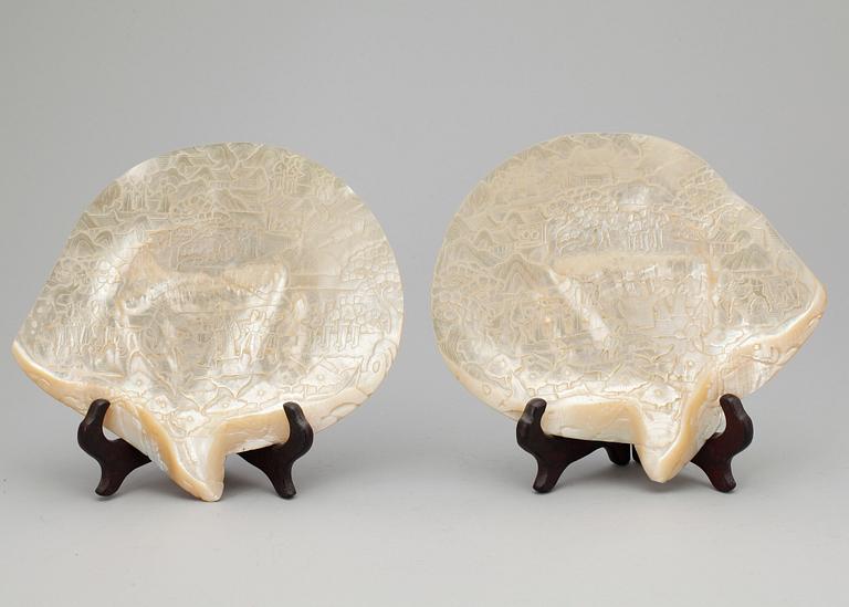 SNÄCKOR / SKULPTURER, ett par, pärlemor, Kina, 1900-tal.