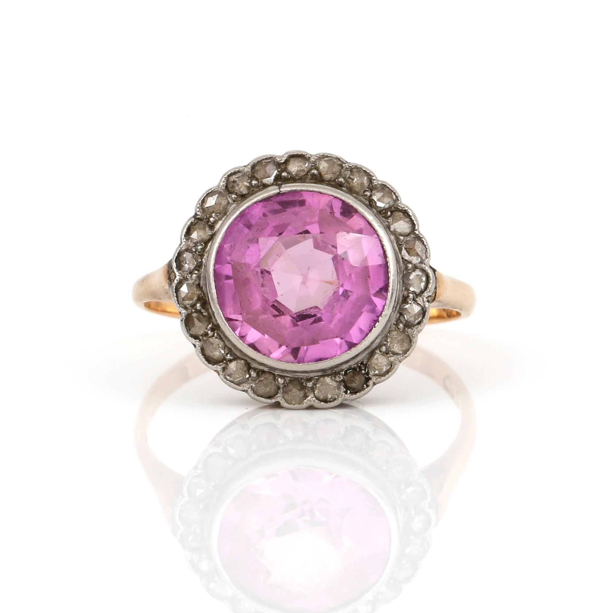 RING, 18K guld och troligen silver, med rosa safir ca 3.50ct och rosenslipade diamanter, Sverige 1919. Vikt 3,7 g.