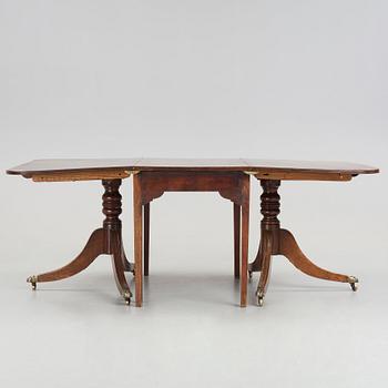 An English dinner table, beginning of the 20th century.