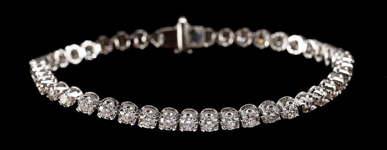 ARMBAND, 47 briljantslipade diamanter, tot. 5.04 ct.