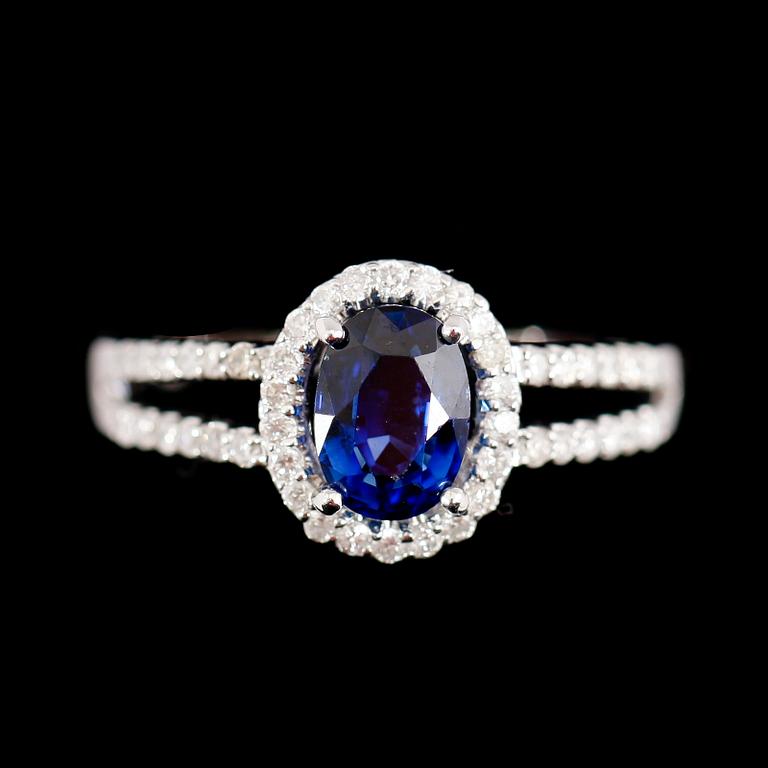 RING, 18 k vitguld, safir 1.19 ct, diamanter tot 0.35 ct.