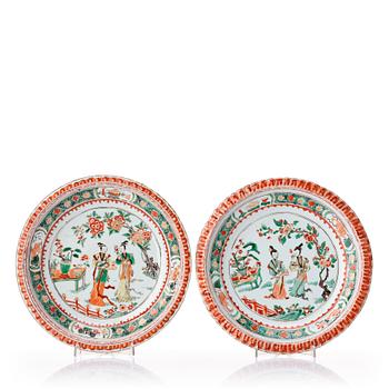 A pair of famille verte pie crust dishes, Qing dynasty, Kangxi (1662-1722).