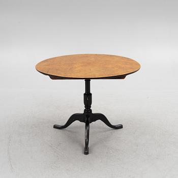 A tilt-top table, early 19th Century.