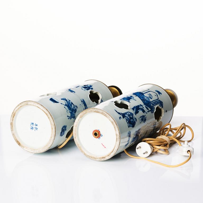 Vaser/lampor, ett par, porslin. Sen Qingdynasti, 1800-tal.