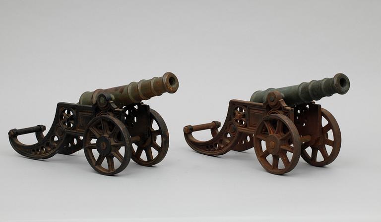 BORDSKANONER, ett par, gjutjärn, 1900-tal.