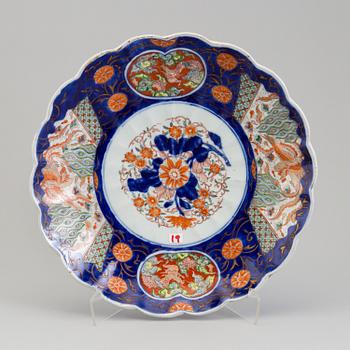 Two Japanese imari dishes, 20th century.