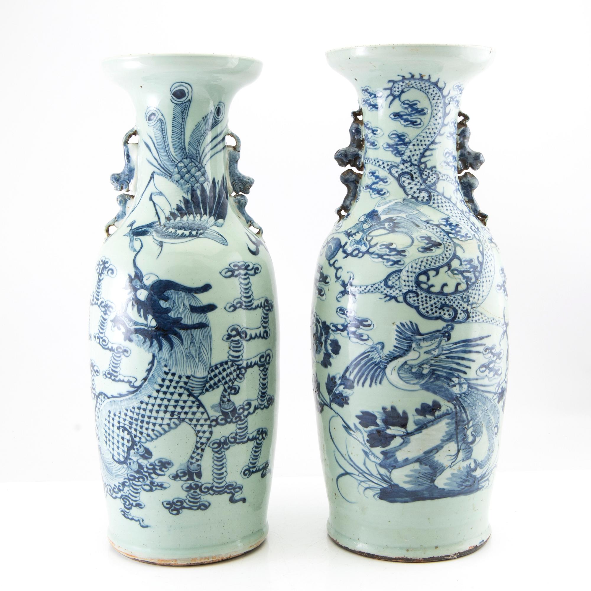 A pair of large Chinese vases, late Qing dynasty/early 20th century.