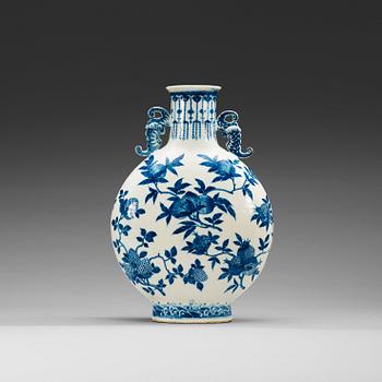 1745. A blue and white moonflask, Qing dynasty, 19th Century with Kangxi six character mark.