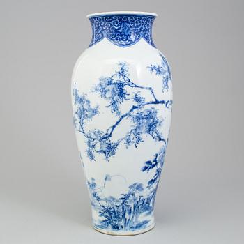 A blue and white Japanese vase, early 20th Century.