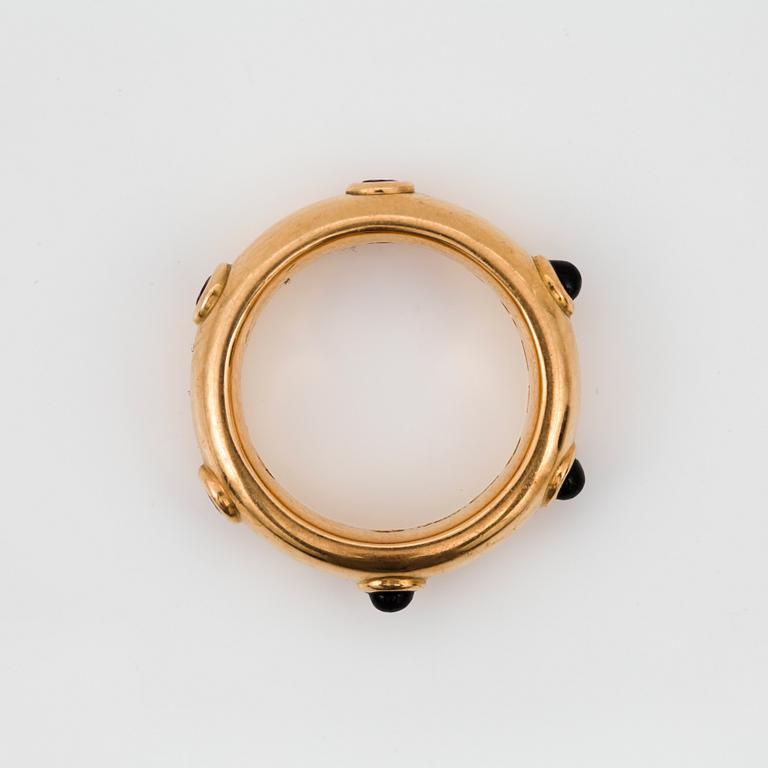 RING, Gaudy, med 3 rubiner och 3 cabochonslipade onyxer.