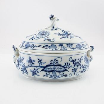 Covered dish porcelain, "Onion pattern", Meissen, Germany 20th century.