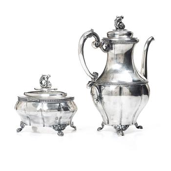 Kaffekanna och sockerskrin, samt ett par ljusstakar, silver, bl a AG Dufva, Stockholm 1910.