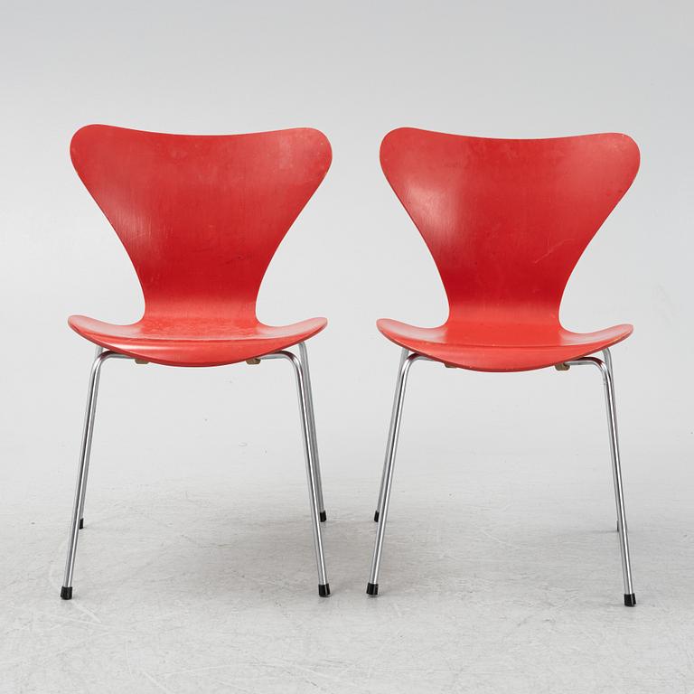 Arne Jacobsen, five red 'Series 7' chairs, Fritz Hansen, Denmark, 1972.