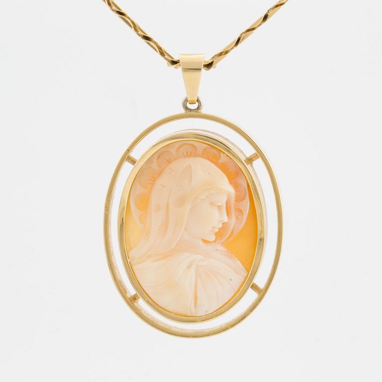 An 18K gold chain and pendant set with a shell cameo.