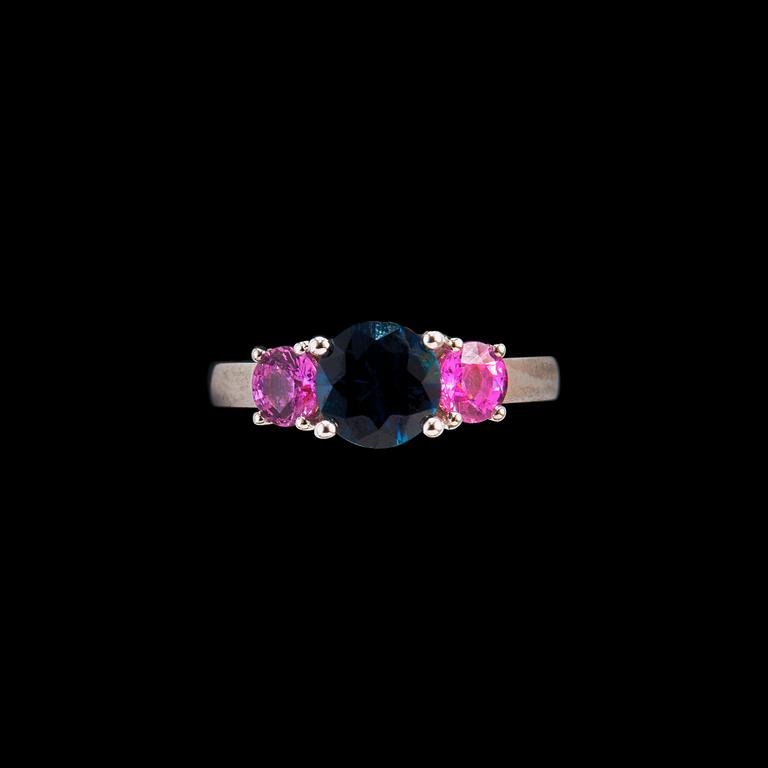 A RING, Ceylonese blue and pink sapphires 2.58 ct. 14K white gold.