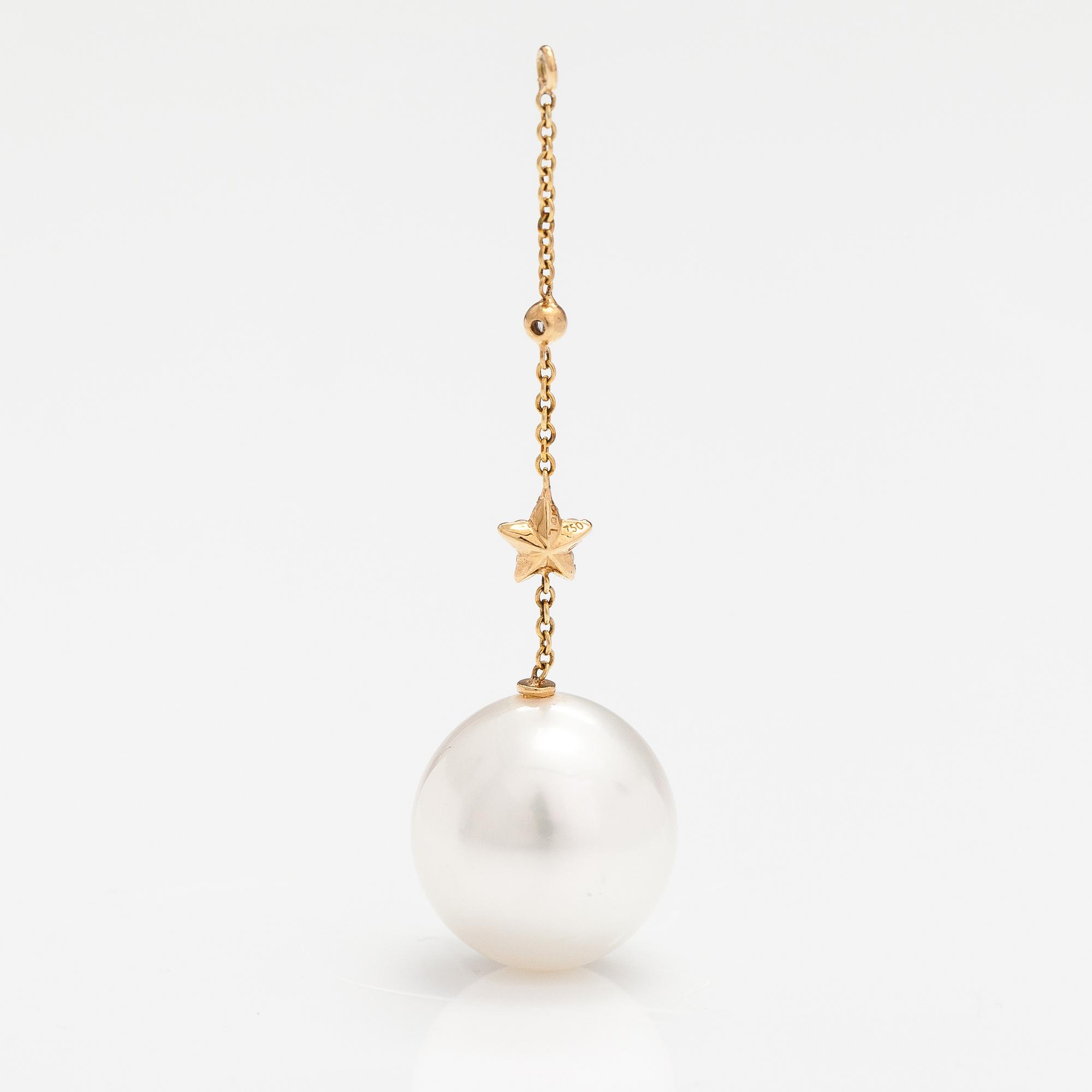 OLE LYNGGAARD, An 18K gold earring pendant "Shooting stars" with a tahiti pearl and diamonds ca. 0.06 in total. Denmark.